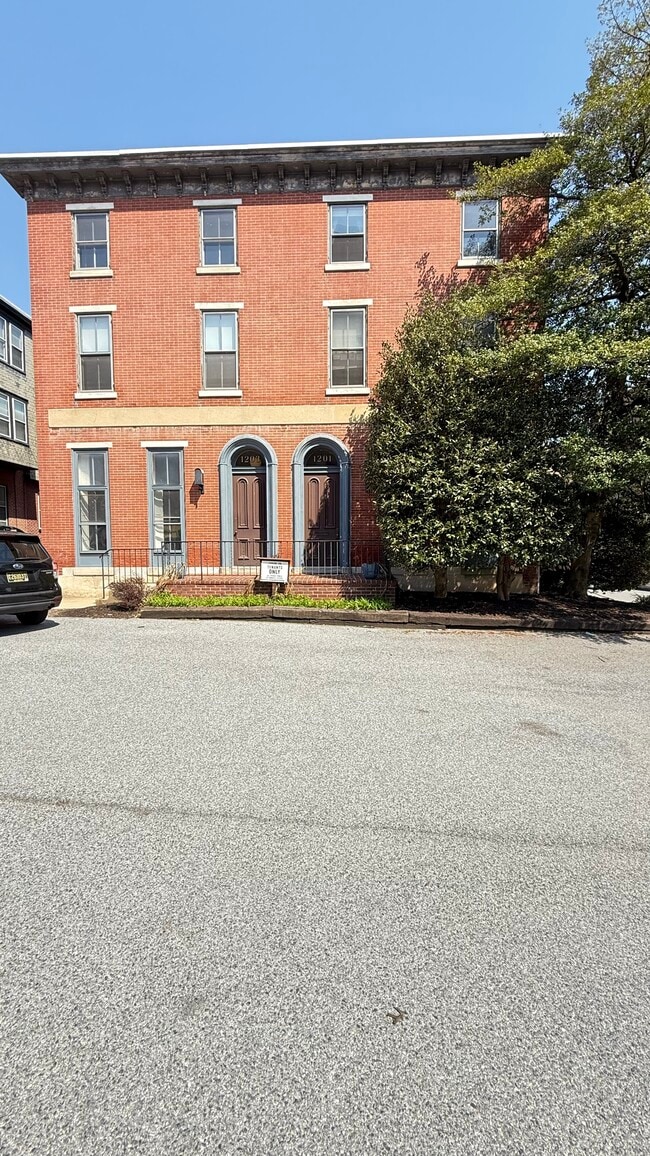 Building Photo - 1203 Delaware Ave Unit 2