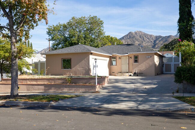 Photo - 11024 Rhodesia Ave House