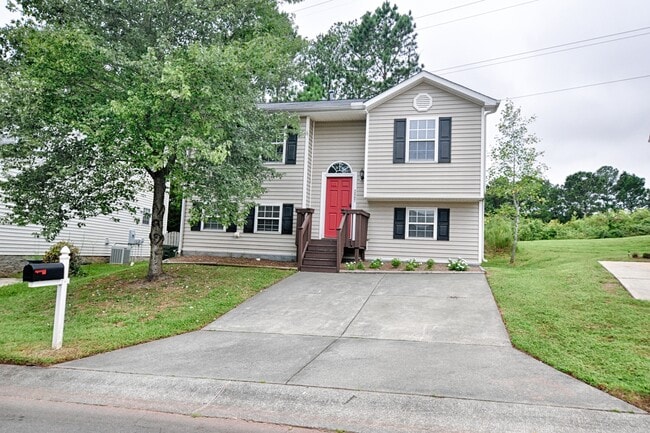 Building Photo - Amazing 4 bed/2 bath split level home conveniently located near RTP with fenced yard!