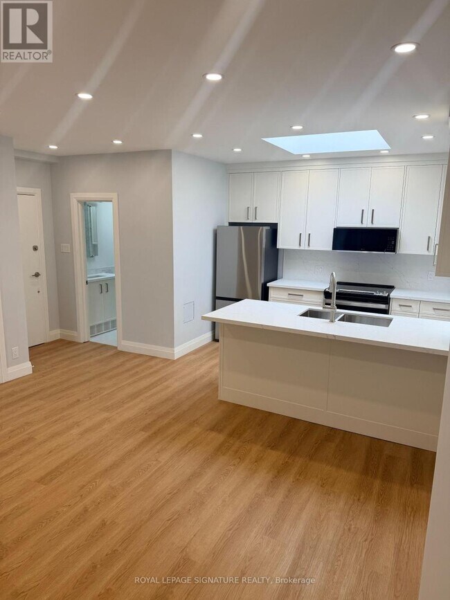 Photo - 1727a Bayview Ave