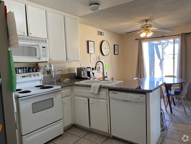 Building Photo - 2363 Iroquois Ave Rental
