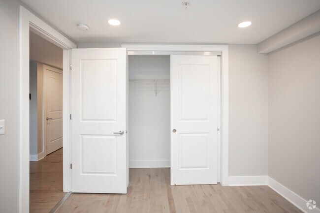 2BR, 2BA - 1,035SF