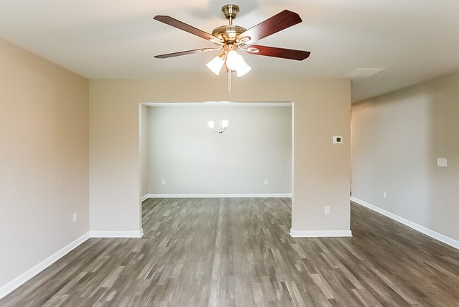 Photo - 451 Abeer St