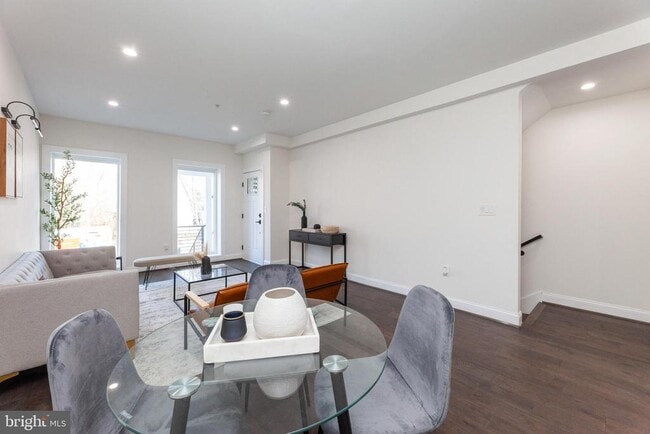 Building Photo - 734 Kenyon St NW Unit 2