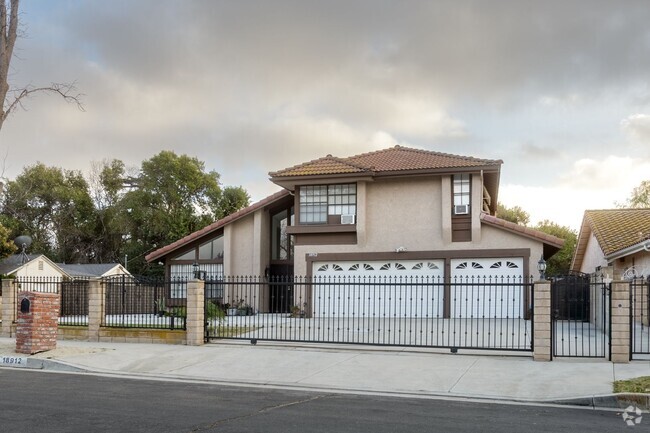 Building Photo - Large 5bd Home in Northridge with Pool!