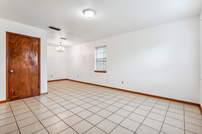 Photo - 504 Farnell Ln