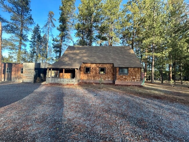 Building Photo - Charming Cabin Directly on the Little Deschutes