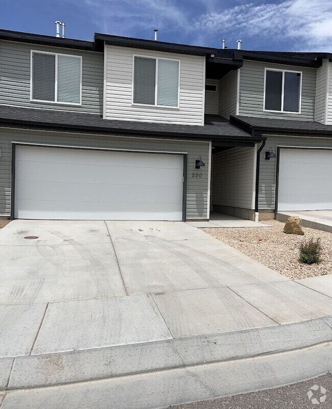 Building Photo - Beautifully Furnished 4 bedroom 2.5 Bath! Unit Whole House