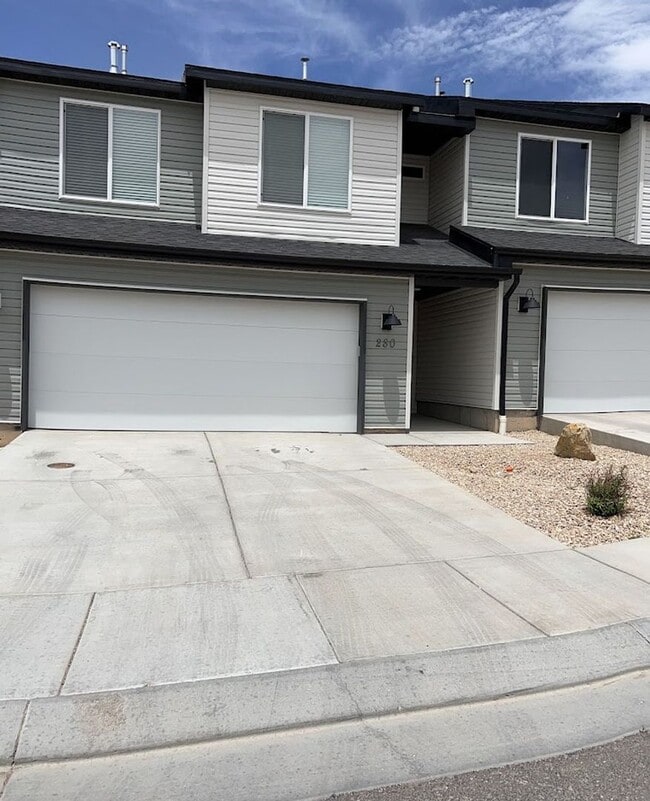 Beautifully Furnished 4 bedroom 2.5 Bath! - Beautifully Furnished 4 bedroom 2.5 Bath! Unidad Whole House