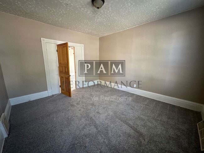 Photo - 823 Yout St