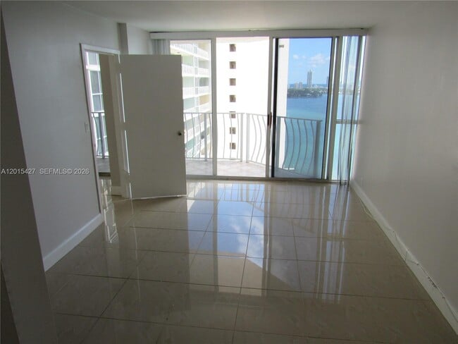 Photo - 7601 E Treasure Dr Unidad 2210