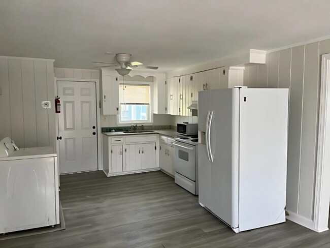 Photo - Walk to the Beach! Unfurnished, 2 Bedroom,...