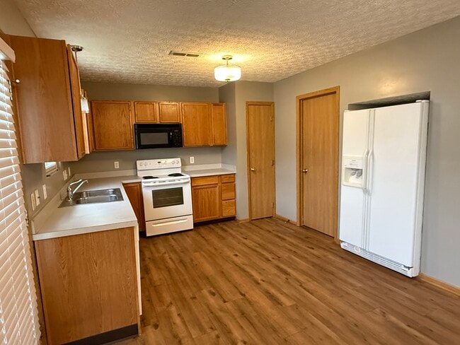 Photo - Charming 3 bedroom, 2.5 bath home located ...