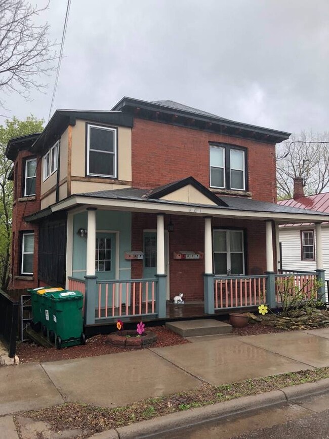 Photo - 401 Laurel St W