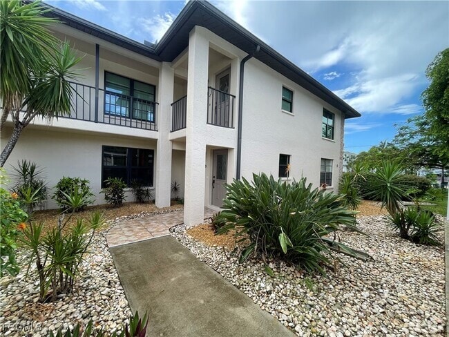 Building Photo - 4525 Country Club Blvd Unit 112 Rental