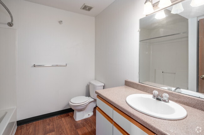 2BR, 1BA - 960SF - Bathroom