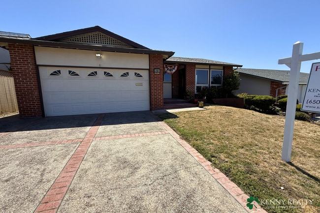 Building Photo - Large 4 Bedroom, 2 Bathroom Home with 2 Car Garage