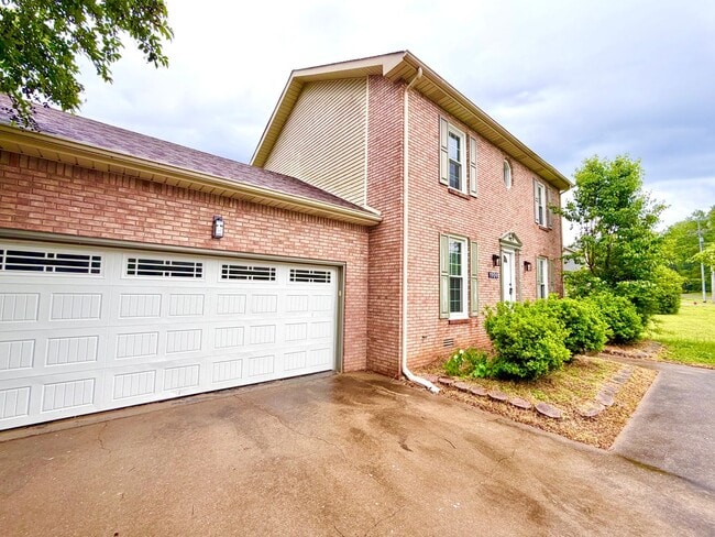 Photo - 1909 Needmore Rd