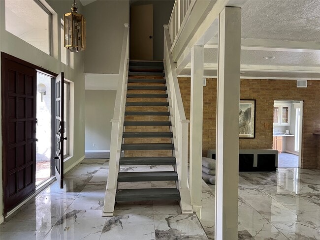 Building Photo - 6123 Northway Dr Rental