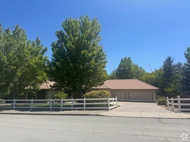 Building Photo - Spacious 3 Bed + Office | 3 Bath | 3-Car G... Rental