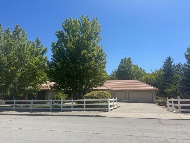 Building Photo - Spacious 3 Bed + Office | 3 Bath | 3-Car G... Rental