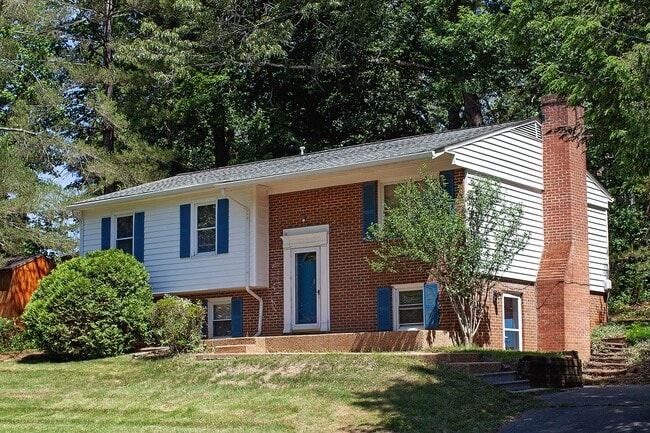 Building Photo - Move-in Ready Northern Albemarle County Home