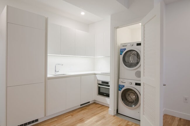 Building Photo - 5530 Cote-St-Luc Road Unit 43