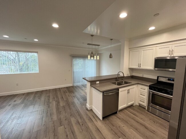 Photo - 14915 Roscoe Blvd