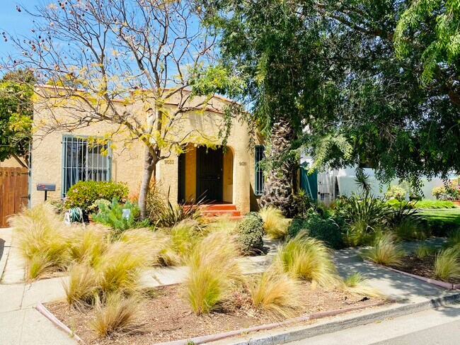 1920's duplex - 9031 Hubbard St