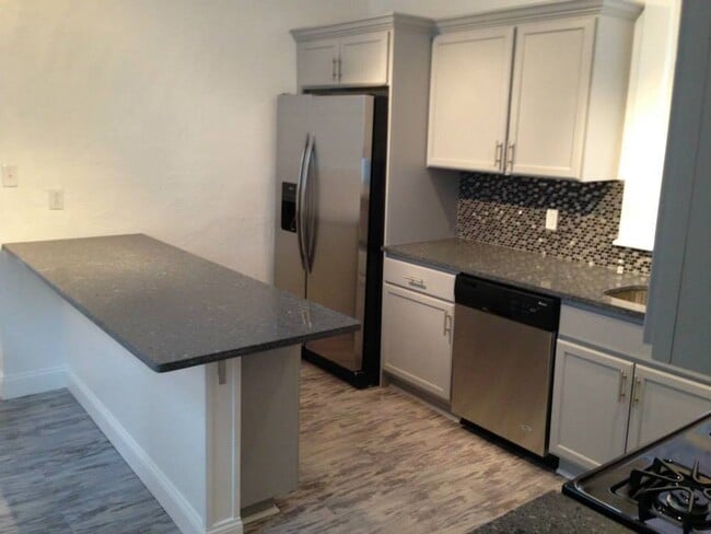 Building Photo - Stunning Gold Quality Renovation - South S...