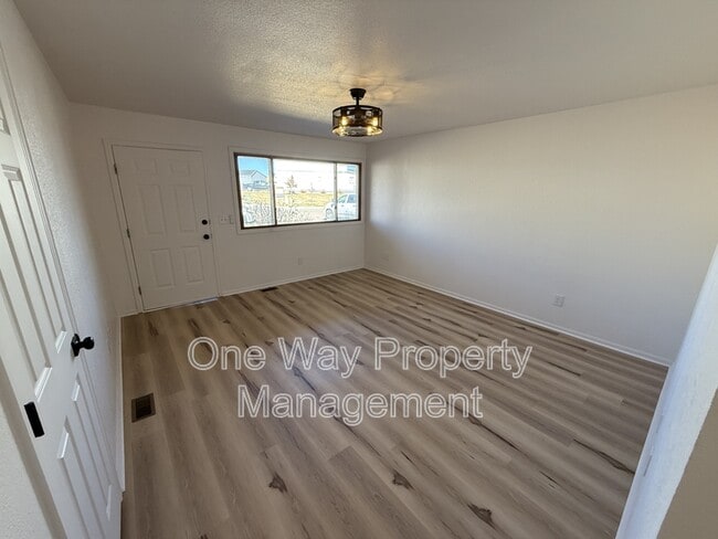 Photo - 309-311 E Chestnut St