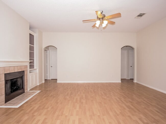 Photo - 925 Comiskey Ct