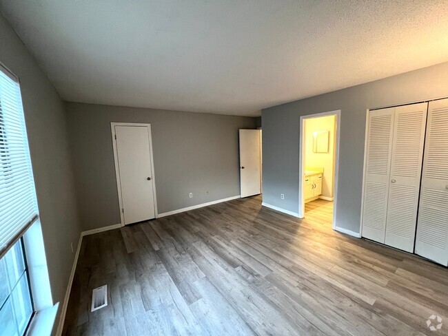 Building Photo - Crestwood Townhome