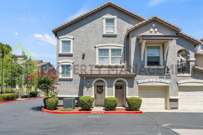 Building Photo - Spacious 2 (or 3!) Bed Condo in Gated Community