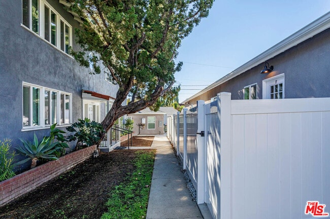 Photo - 1812 W Glenoaks Blvd Unit D