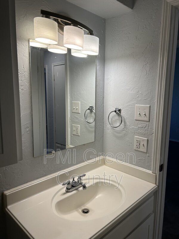 Photo - 228 S Indianola St