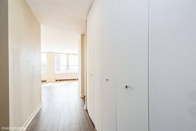 Photo - 655 W Irving Park Rd Unidad 1505