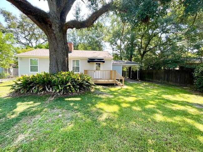 Photo - 208 Parkway W