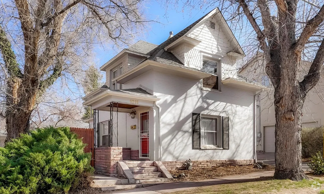 Building Photo - Gorgeous Victorian home in Lakeside walkin...