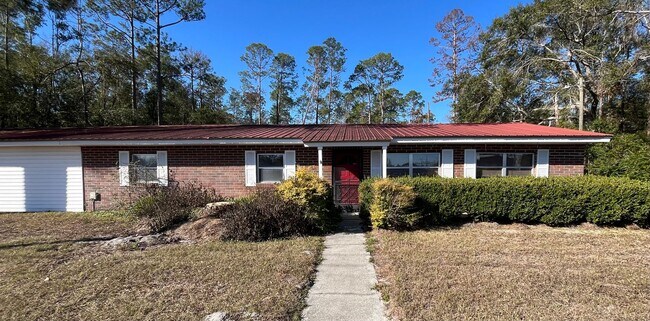 Building Photo - Spacious 3-Bedroom home with Huge Fenced Yard & Pole Barn – Live Oak, FL