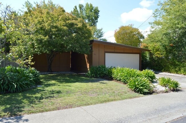 Building Photo - Comfortable Mid Century Modern Home with B...