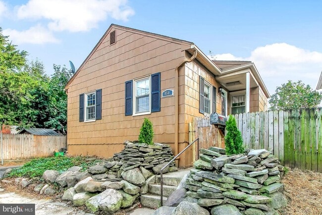 Building Photo - Coming Soon -  Charming 2 Bedroom, 1 Bath ... Rental