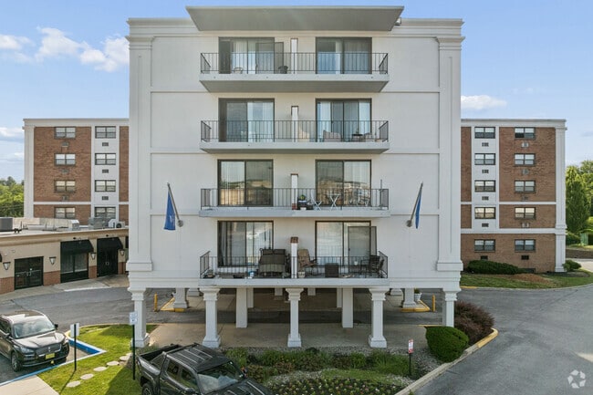 Courtside Square Apartments