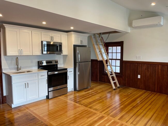 Building Photo - 41 Summer St Unit 20