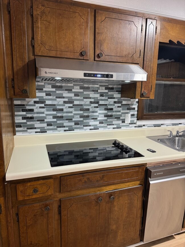 Photo - 136 Geoff Ln