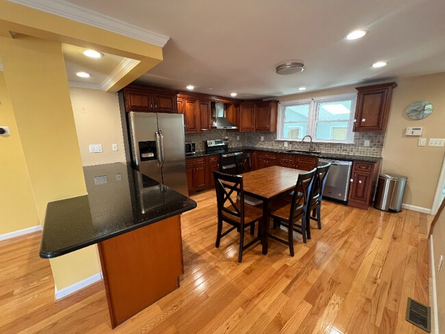 Building Photo - 643 47th St Rental
