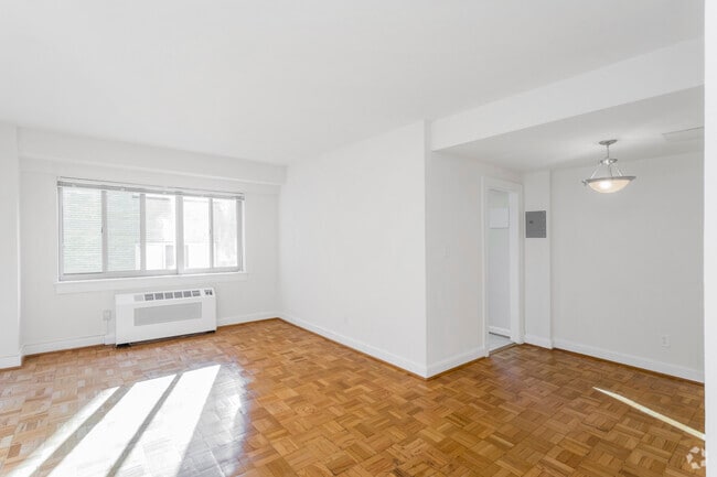1 BR, 1 BA - 679 SF
