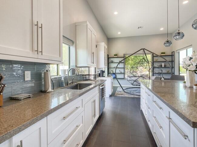 Photo - 1917 E Clarendon Ave