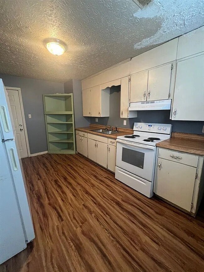 Photo - 102 E 2nd St Unit 1