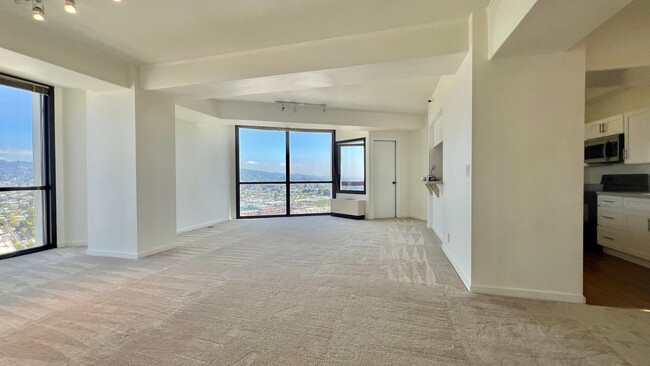 Photo - Prestigious top-floor unit  2 BR 2 BA, nes... Condo Unit 2927